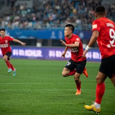 爱游戏下载-长春亚泰赢球气氛浓厚，球员士气高昂备战(国足有日本队强吗)